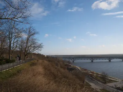 Panorama z płockiej skarpy na most im. Józefa Piłsudskiego nad Wisłą oraz nabrzeże z alejkami