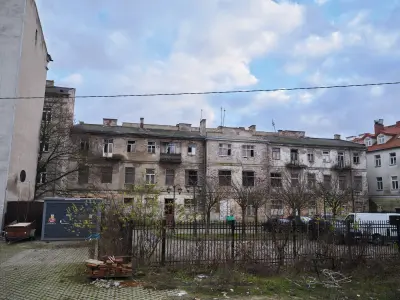 Zniszczona, opuszczona kamienica przy ulicy Browarnej w Płocku, widok od strony podwórza z ogrodzeniem