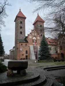 Romańsko-gotycka bazylika Zwiastowania NMP w Czerwińsku nad Wisłą z dwiema wieżami i dziedzińcem