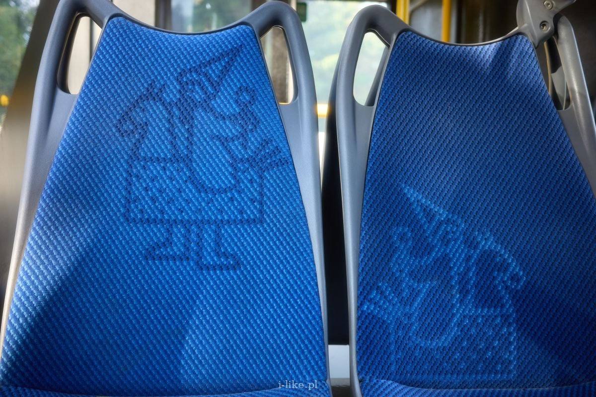 Niebieskie fotele w autobusie miejskim, Otwock