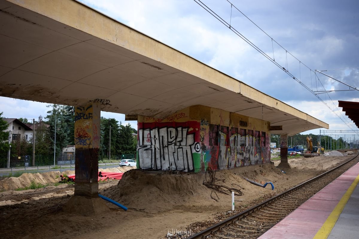 Zdewastowany graffiti peron stacji Świder w Otwocku z wykopami, piaskiem i torami kolejowymi w trakcie letniej moderniza