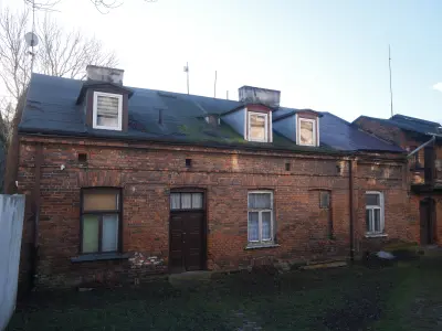 Ceglana, parterowa oficyna kamienicy z lukarnami w dachu, widok od strony podwórza w Płocku