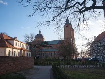 Bazylika katedralna Wniebowzięcia NMP w Płocku, widok od strony skweru z otaczającymi ją kamienicami