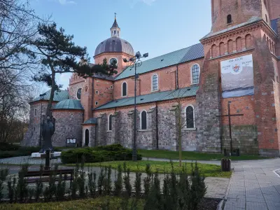Bazylika katedralna Wniebowzięcia NMP w Płocku z cegły i kamienia, z kopułą oraz pomnikiem przed wejściem