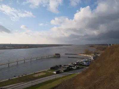 Panorama Wisły w Płocku z nadbrzeżnym bulwarem, długim drewnianym molem i mariną jachtową u stóp skarpy