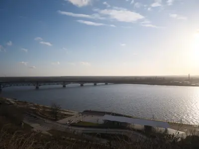 Panorama Wisły w Płocku z mostem im. Marszałka Piłsudskiego i bulwarami nadwiślanymi widzianymi z wysokiej skarpy